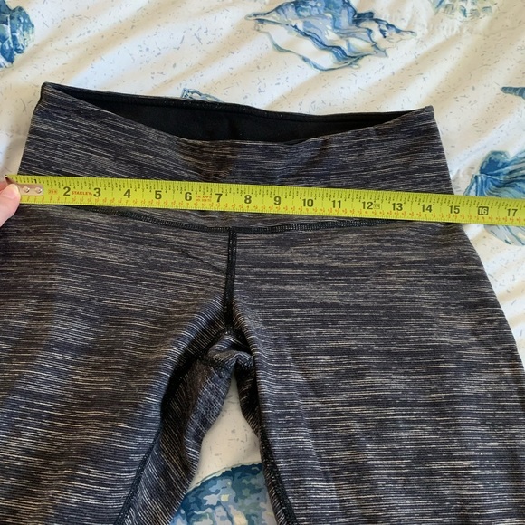 Lululemon Athletica Black Heathered Cropped Leggings size 8 - Picture 4 of 6